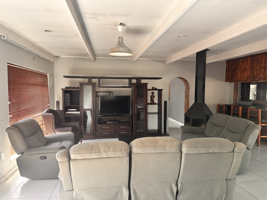 6 Bedroom Property for Sale in Brackenhurst Gauteng