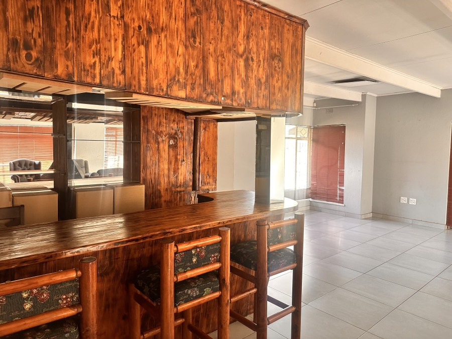 6 Bedroom Property for Sale in Brackenhurst Gauteng