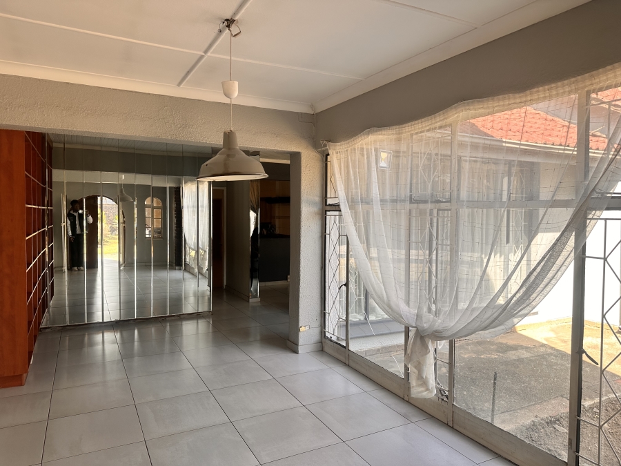 6 Bedroom Property for Sale in Brackenhurst Gauteng