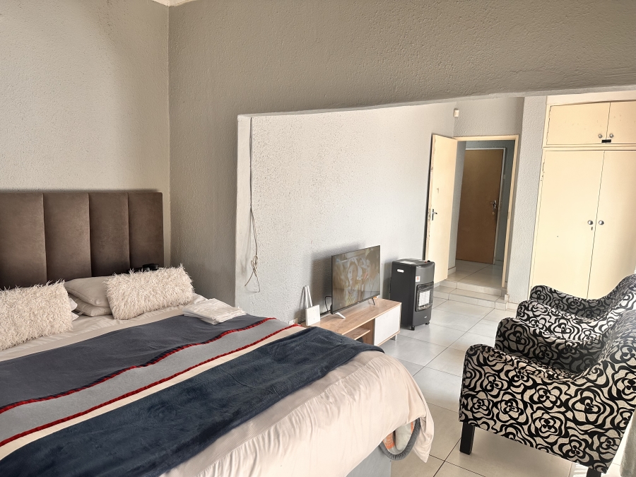 6 Bedroom Property for Sale in Brackenhurst Gauteng