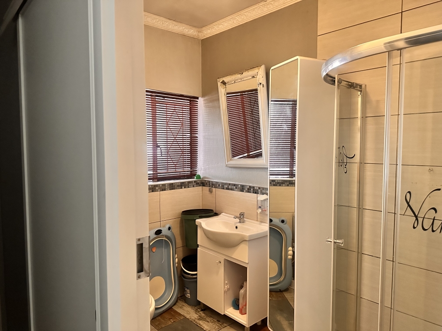6 Bedroom Property for Sale in Brackenhurst Gauteng