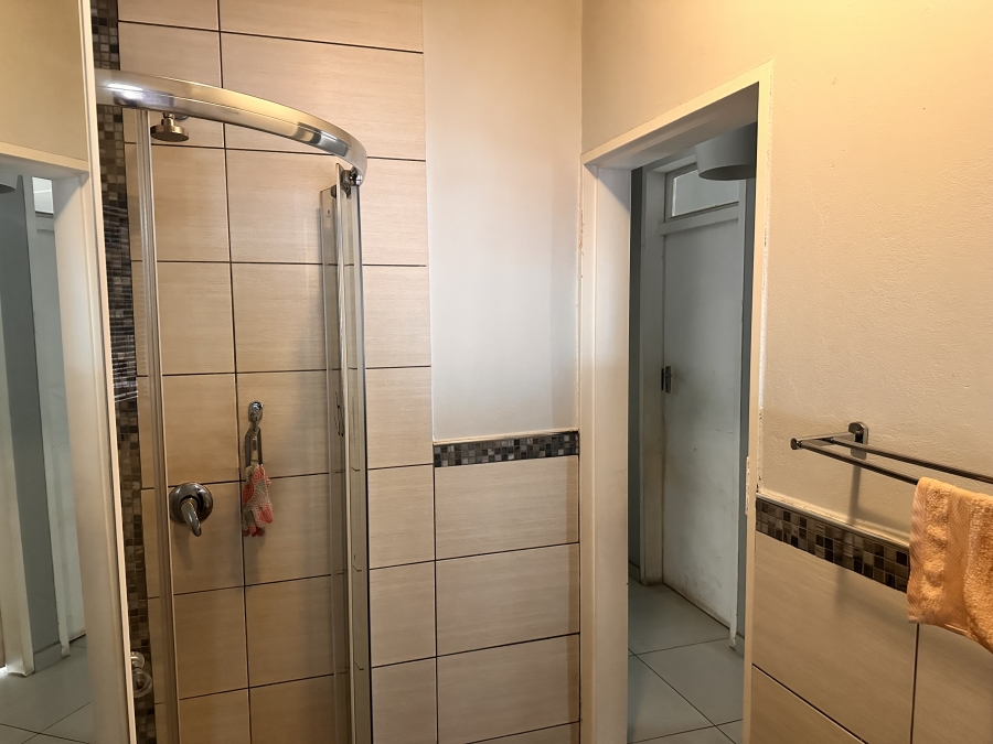 6 Bedroom Property for Sale in Brackenhurst Gauteng