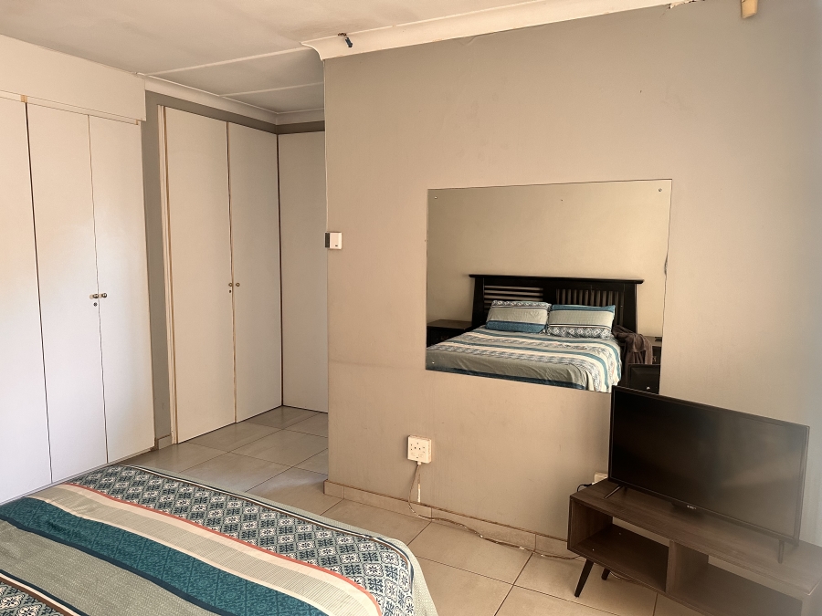 6 Bedroom Property for Sale in Brackenhurst Gauteng