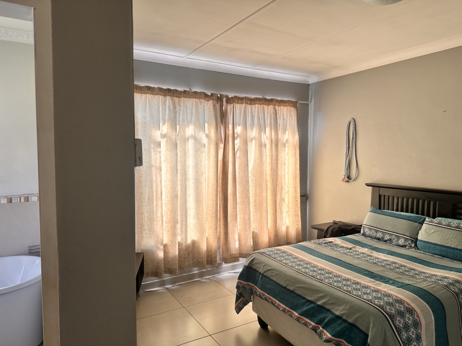 6 Bedroom Property for Sale in Brackenhurst Gauteng