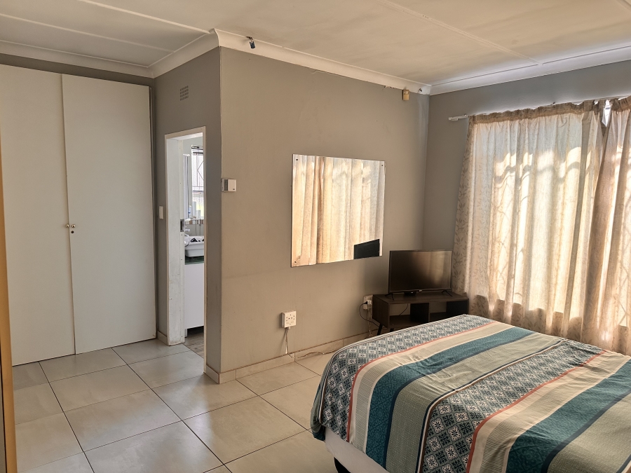 6 Bedroom Property for Sale in Brackenhurst Gauteng