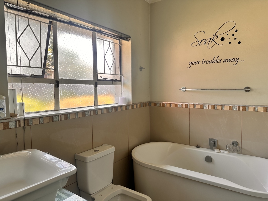 6 Bedroom Property for Sale in Brackenhurst Gauteng