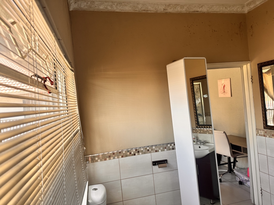 6 Bedroom Property for Sale in Brackenhurst Gauteng