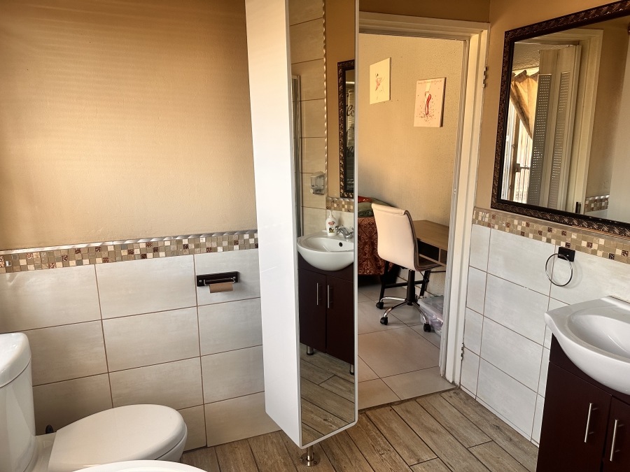 6 Bedroom Property for Sale in Brackenhurst Gauteng