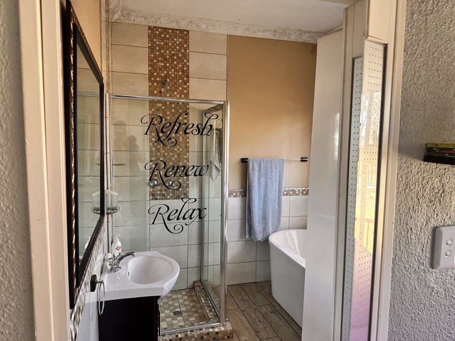 6 Bedroom Property for Sale in Brackenhurst Gauteng