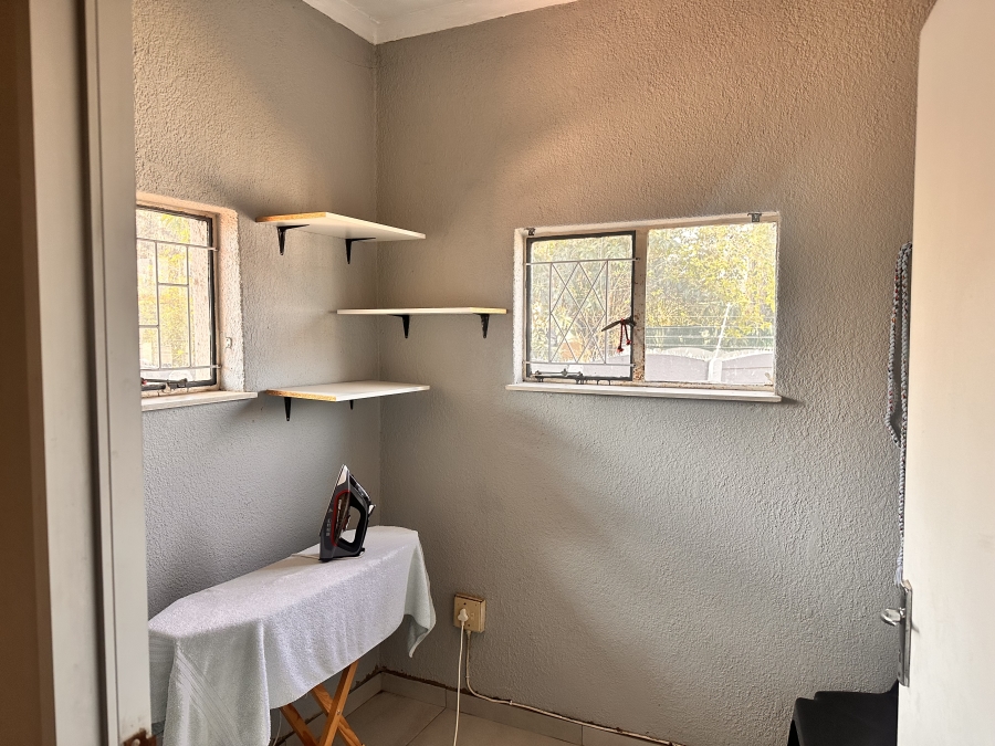 6 Bedroom Property for Sale in Brackenhurst Gauteng