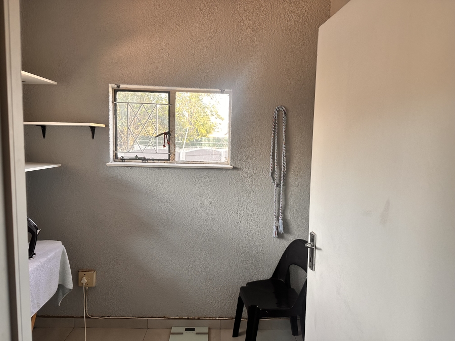 6 Bedroom Property for Sale in Brackenhurst Gauteng