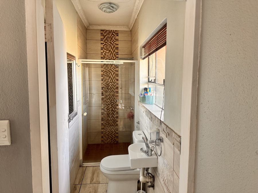 6 Bedroom Property for Sale in Brackenhurst Gauteng