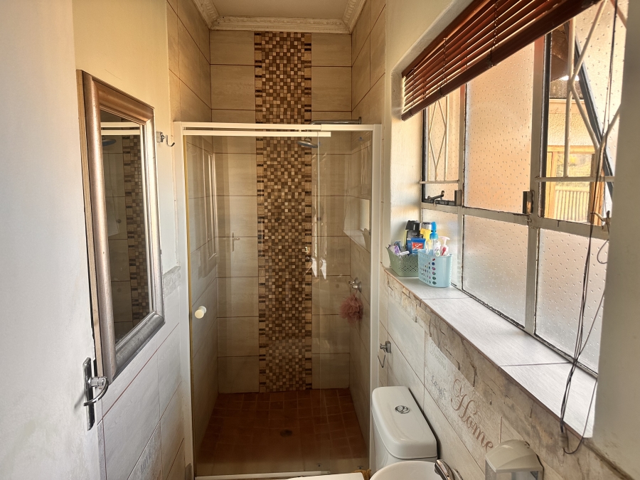 6 Bedroom Property for Sale in Brackenhurst Gauteng