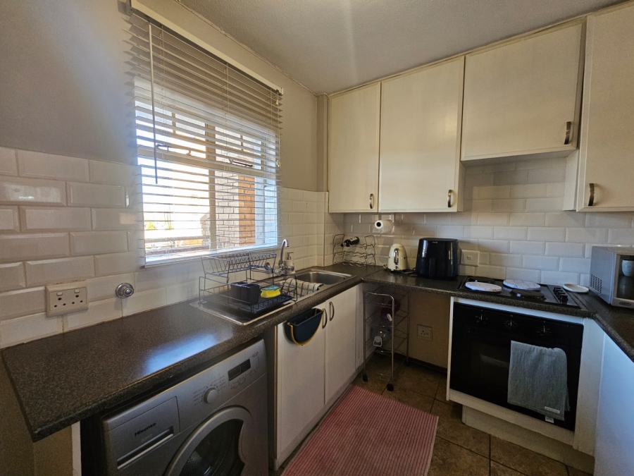 To Let 2 Bedroom Property for Rent in Die Hoewes Gauteng