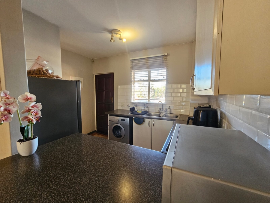 To Let 2 Bedroom Property for Rent in Die Hoewes Gauteng