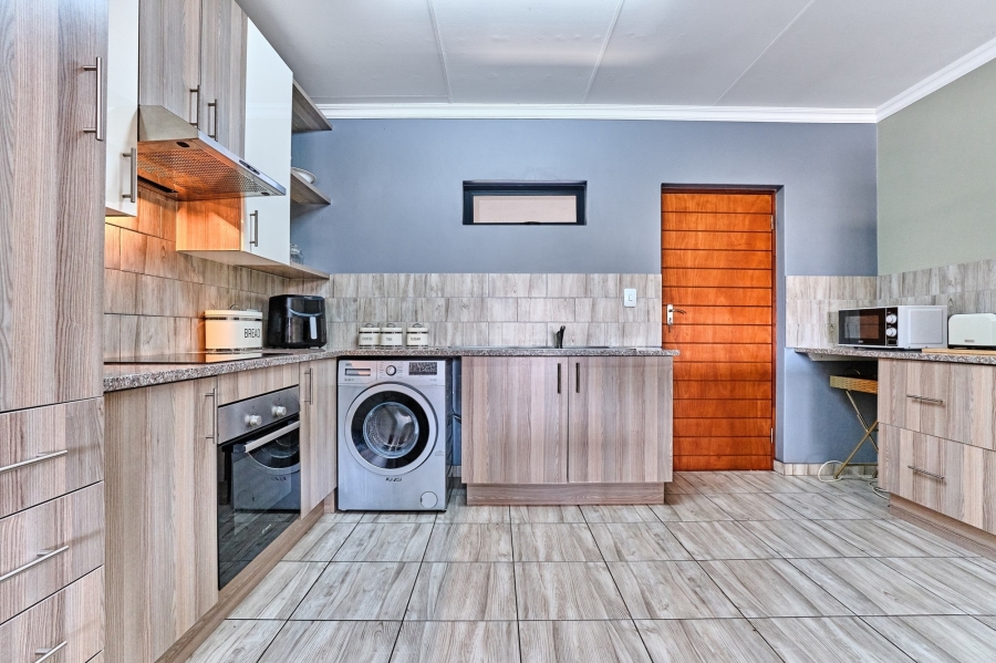 To Let 2 Bedroom Property for Rent in Noordwyk Gauteng