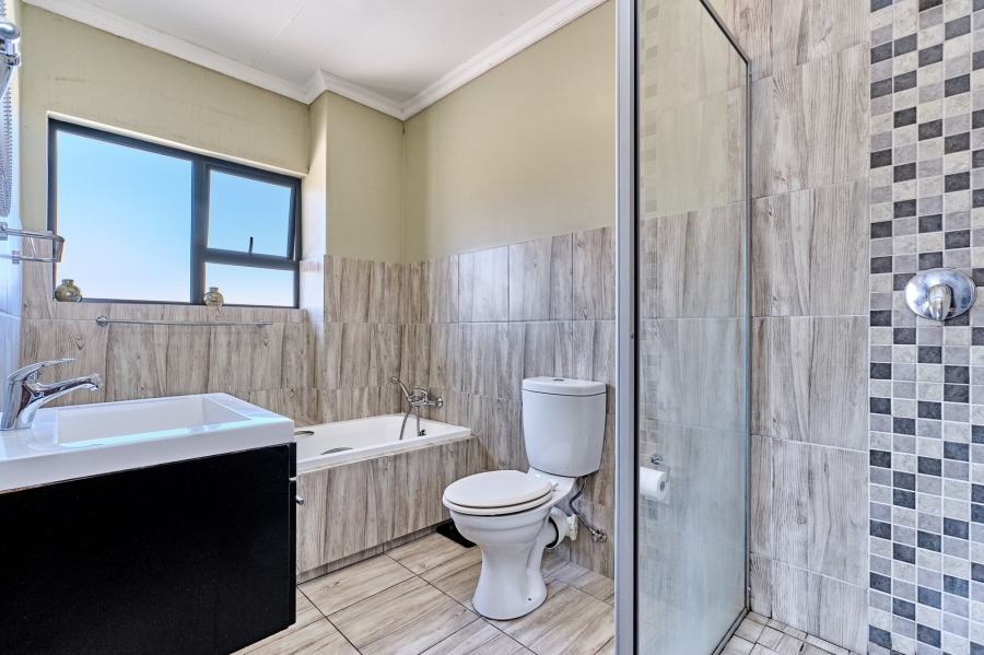 To Let 2 Bedroom Property for Rent in Noordwyk Gauteng