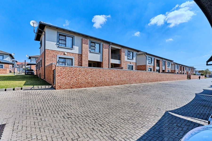 To Let 2 Bedroom Property for Rent in Noordwyk Gauteng
