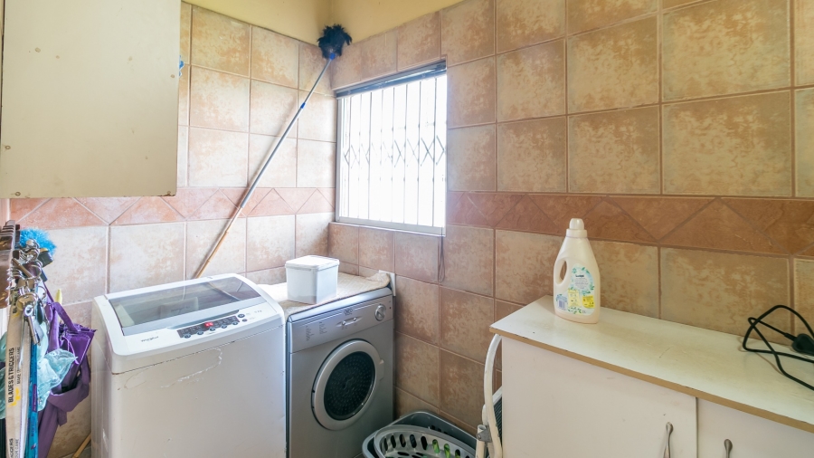 6 Bedroom Property for Sale in Glen Austin Gauteng