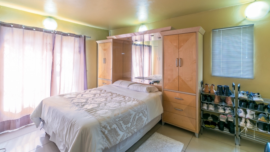6 Bedroom Property for Sale in Glen Austin Gauteng