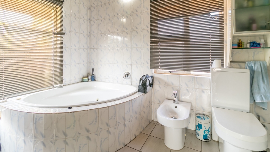 6 Bedroom Property for Sale in Glen Austin Gauteng