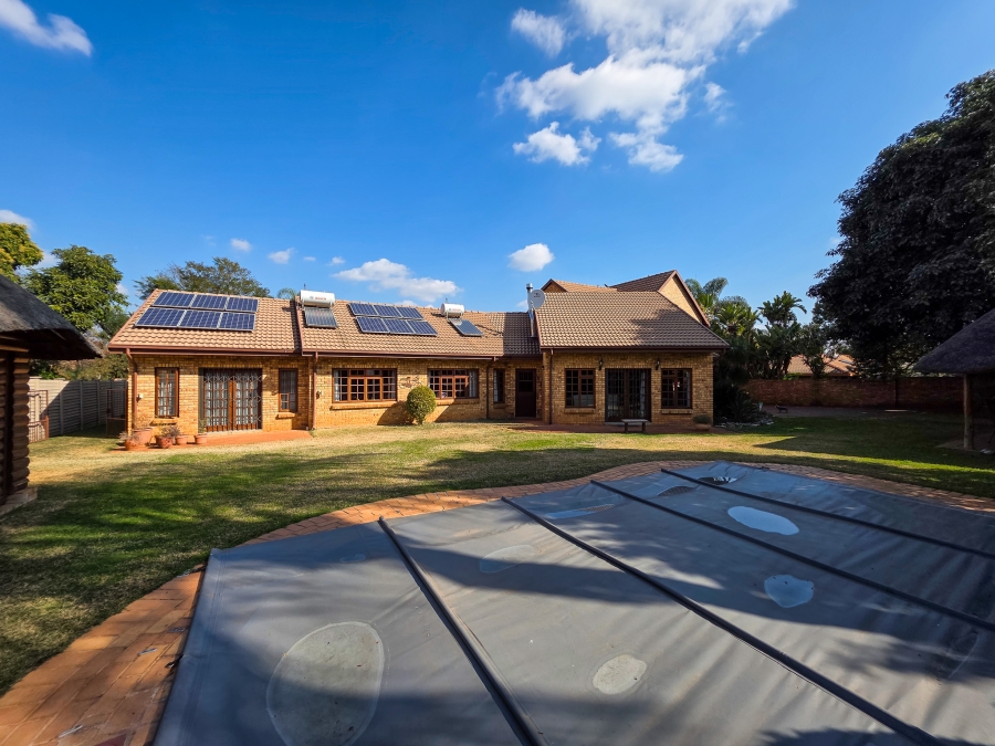 6 Bedroom Property for Sale in Waverley Gauteng