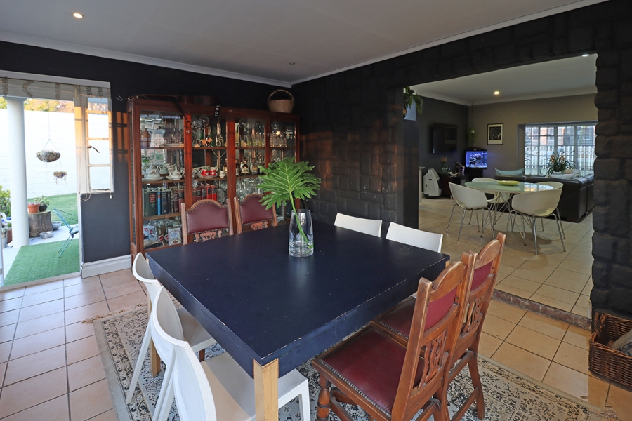 5 Bedroom Property for Sale in Lakeside Gauteng