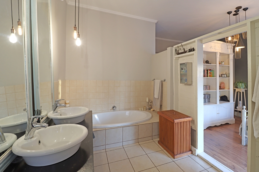 5 Bedroom Property for Sale in Lakeside Gauteng