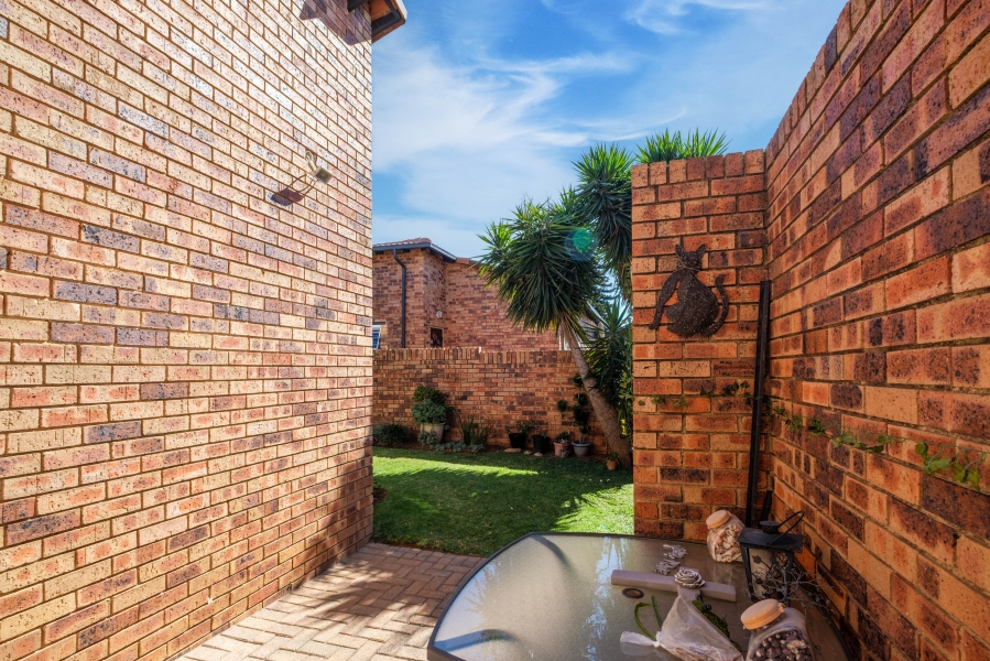 2 Bedroom Property for Sale in Bromhof Gauteng