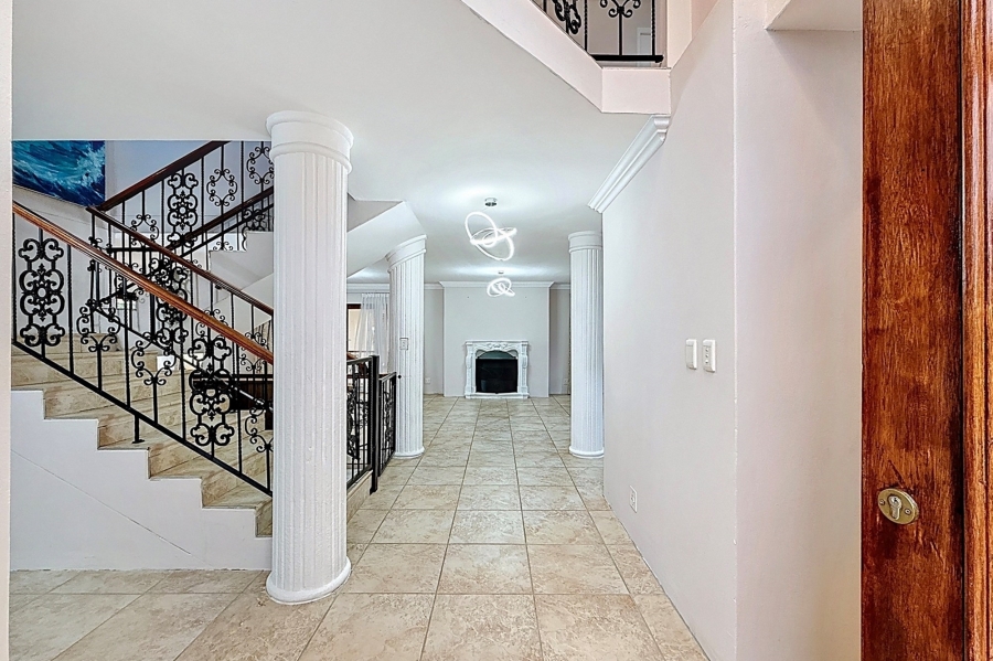 5 Bedroom Property for Sale in Faerie Glen Gauteng