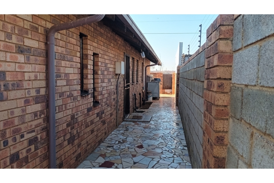 To Let 3 Bedroom Property for Rent in Protea Glen Gauteng