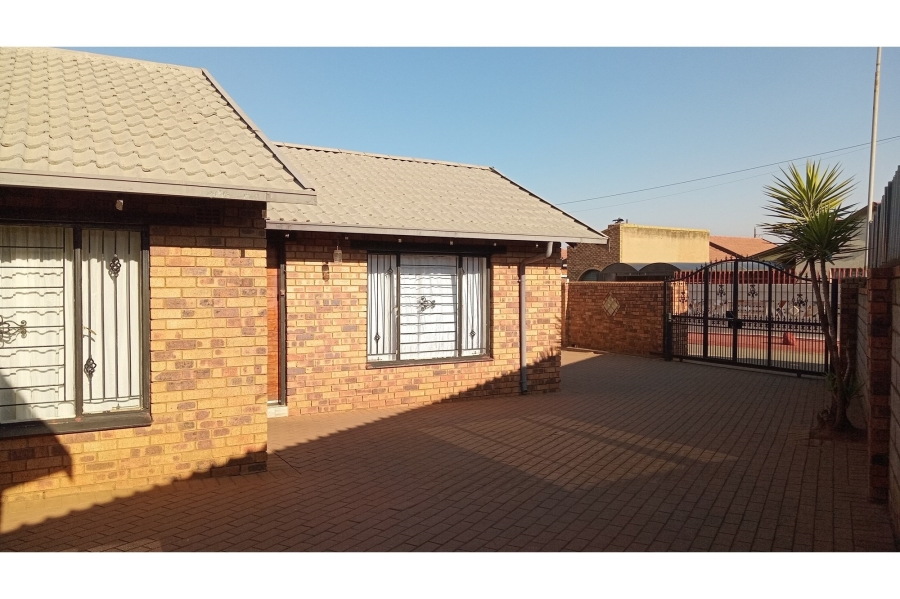 To Let 3 Bedroom Property for Rent in Protea Glen Gauteng