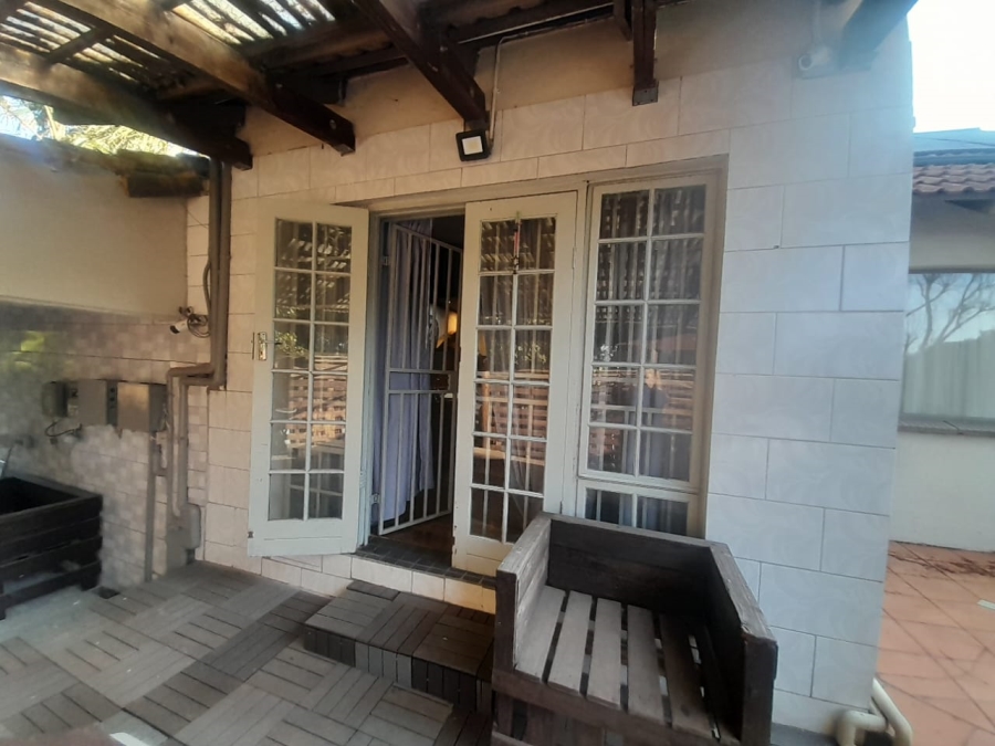 To Let 1 Bedroom Property for Rent in Roodekrans Gauteng