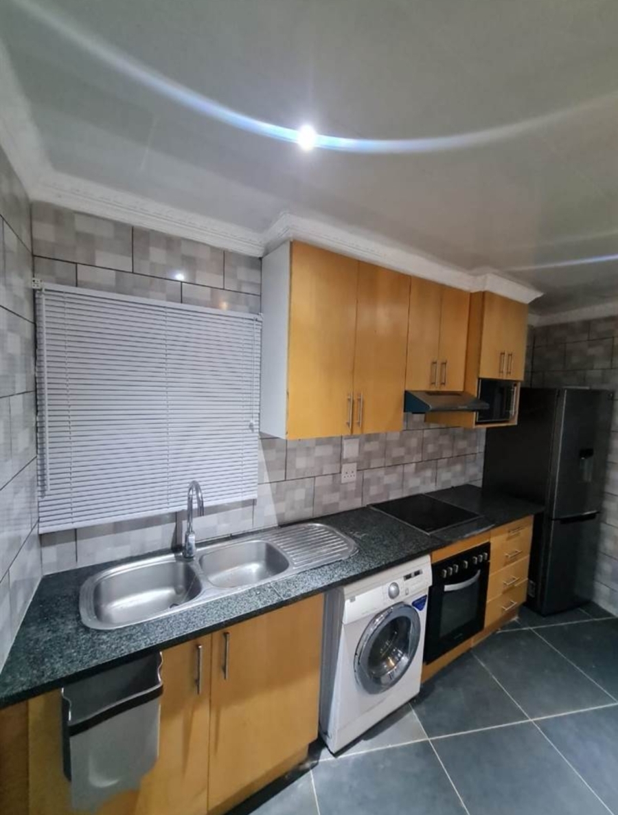 To Let 1 Bedroom Property for Rent in Roodekrans Gauteng
