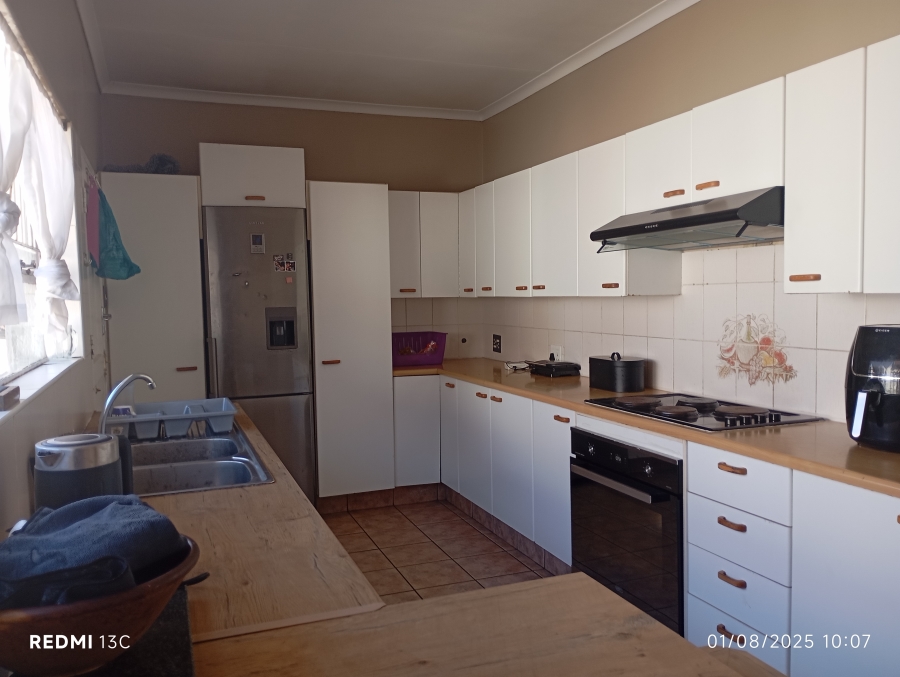 To Let 7 Bedroom Property for Rent in Glen Marais Gauteng
