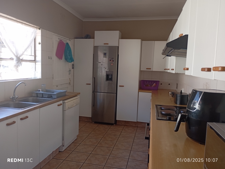 To Let 7 Bedroom Property for Rent in Glen Marais Gauteng