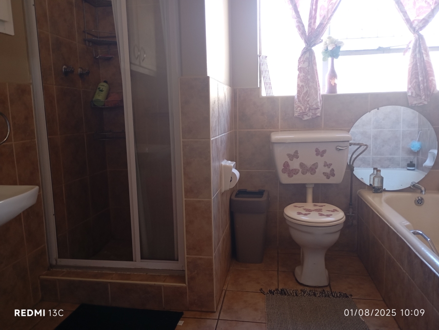 To Let 7 Bedroom Property for Rent in Glen Marais Gauteng