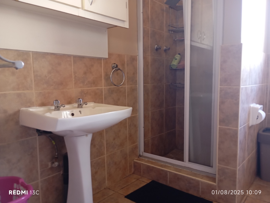 To Let 7 Bedroom Property for Rent in Glen Marais Gauteng