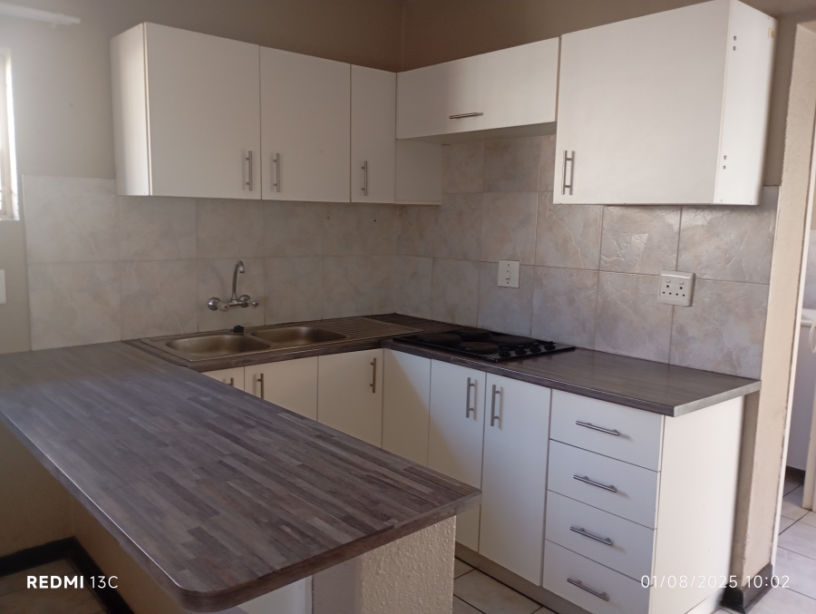 To Let 7 Bedroom Property for Rent in Glen Marais Gauteng
