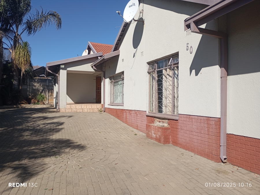 To Let 7 Bedroom Property for Rent in Glen Marais Gauteng