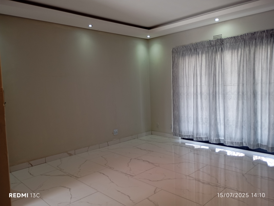 To Let 4 Bedroom Property for Rent in Allen Grove Gauteng