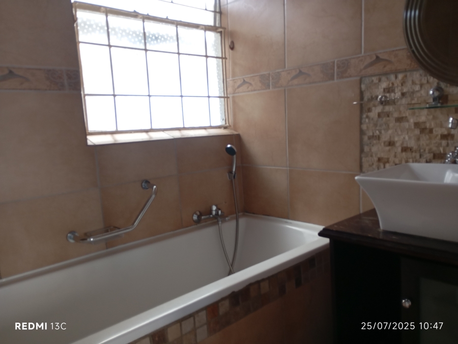 To Let 3 Bedroom Property for Rent in Rhodesfield Gauteng