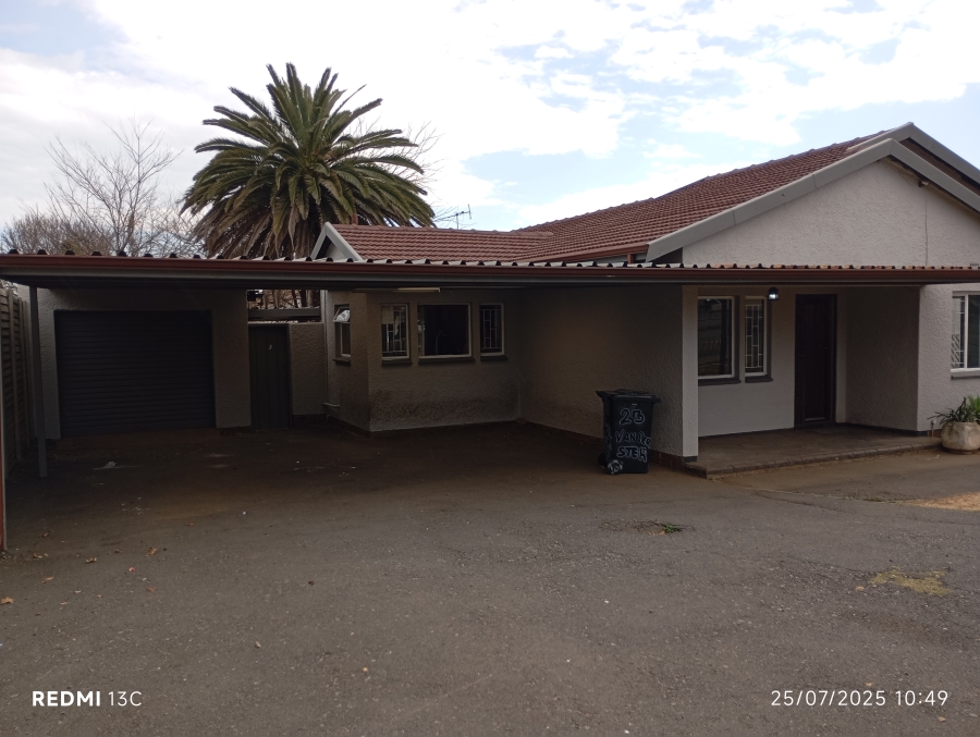 To Let 3 Bedroom Property for Rent in Rhodesfield Gauteng