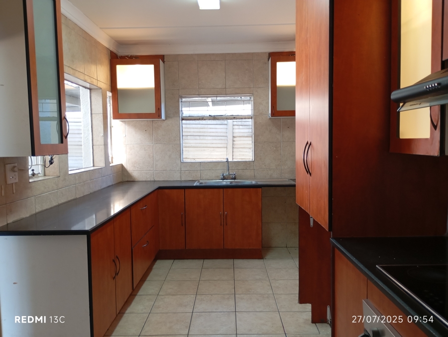 To Let 3 Bedroom Property for Rent in Rhodesfield Gauteng