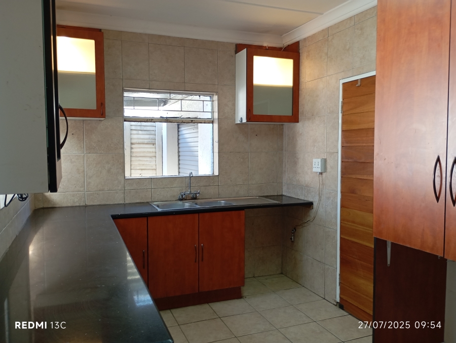 To Let 3 Bedroom Property for Rent in Rhodesfield Gauteng