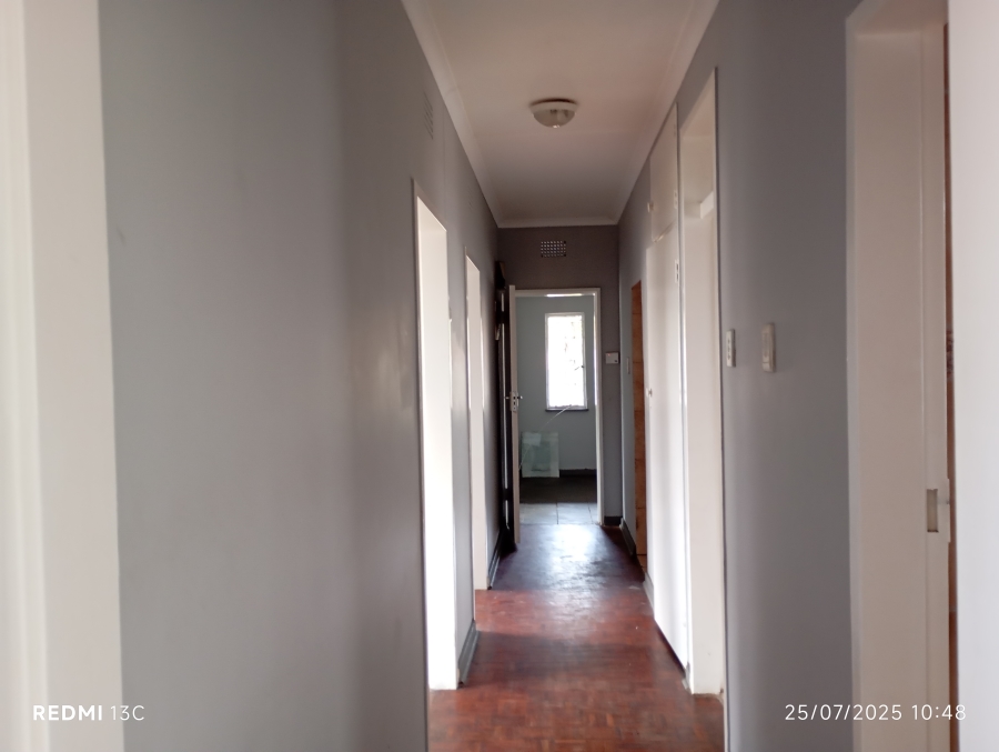 To Let 3 Bedroom Property for Rent in Rhodesfield Gauteng