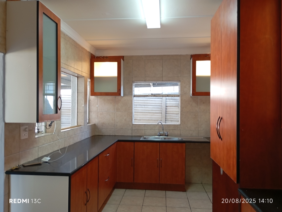 To Let 3 Bedroom Property for Rent in Rhodesfield Gauteng