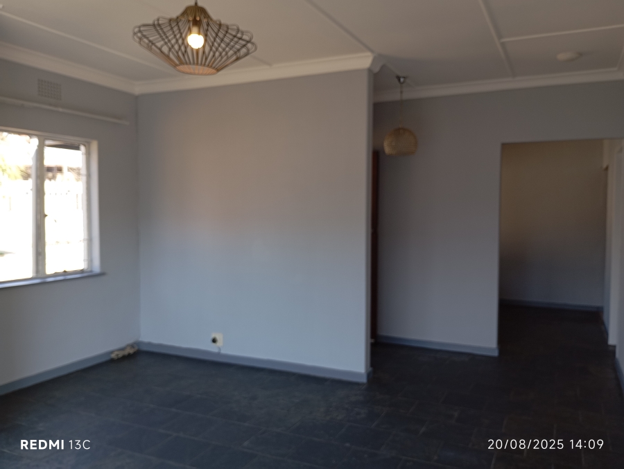 To Let 3 Bedroom Property for Rent in Rhodesfield Gauteng