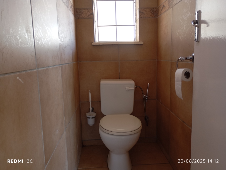 To Let 3 Bedroom Property for Rent in Rhodesfield Gauteng