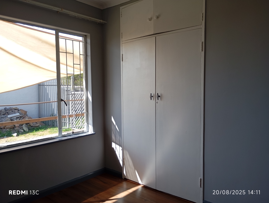 To Let 3 Bedroom Property for Rent in Rhodesfield Gauteng
